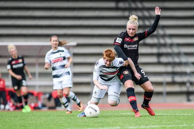 v.li.: Anne Bierbaum (Borussia Mönchengladbach, 16) und Merle Barth (Bayer 04 Leverkusen, 9) im Zweikampf, Duell, duel, tackle, tackling, Dynamik, Action, Aktion, Fussball, Allianz Frauen-Bundesliga, Borussia Mönchengladbach - Bayer Leverkusen, xmhx