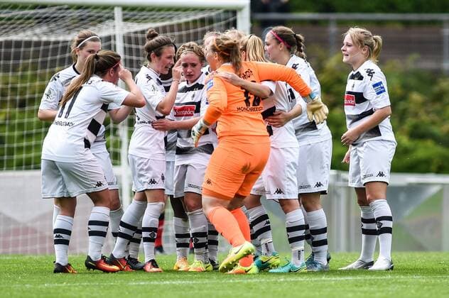 Torjubel der Mönchengladbacher Frauen über den Führungstreffer durch Mona Lohmann (Borussia Mönchengladbach, 7, Dritte von links), celebrate the goal, goal, celebration, Jubel ueber das Tor, Fussball, Allianz Frauen-Bundesliga, Borussia Mönchengladbach - Bayer Leverkusen, xmhx