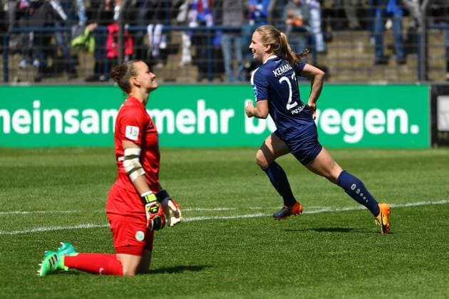 Fussball, Frauen, 1. Bundesliga, Saison 2016 17, 19. Spieltag, 1. FFC Turbine Potsdam - VfL Wolfsburg, Jubel nach dem Tor zum 1:1 durch Tabea Kemme (Nr. 21, 1. FFC Turbine Potsdam), TW Almuth Schult (Nr. 1, VfL Wolfsburg) kniet enttäuscht am Boden, 07.05.17, Copyright: xMichaelxHundtx xMatthiasxKochx