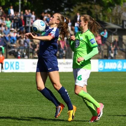 Fussball, Frauen, 1. Bundesliga, Saison 2016 17, 19. Spieltag, 1. FFC Turbine Potsdam - VfL Wolfsburg, Lia Wälti (Nr. 13, 1. FFC Turbine Potsdam), Caroline Graham Hansen (Nr. 26, VfL Wolfsburg), 07.05.17, Copyright: xMichaelxHundtx xMatthiasxKochx
