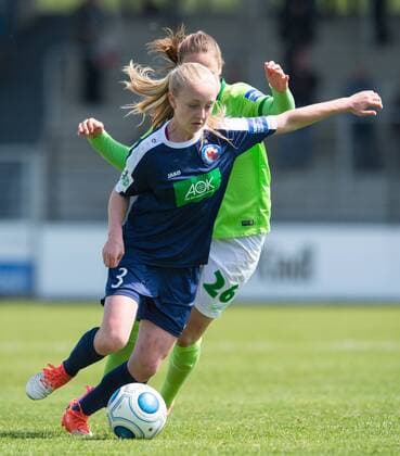 Caroline Siems (POT) am Ball gegen Caroline Graham Hansen (VfL) Fussball Frauen 1.Bundesliga Saison 2016 2017, 19.Spieltag: 1.FFC Turbine Potsdam - VfL Wolfsburg in Potsdam, Deutschland am 07.05.2017,