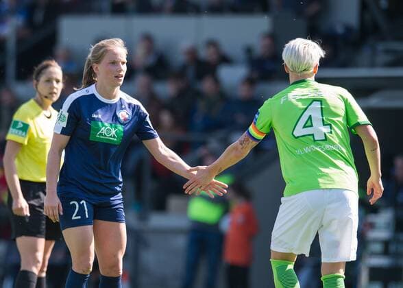Handshake zwischen Tabea Kemme (POT) und Nilla Fischer (4 VfL) Fussball Frauen 1.Bundesliga Saison 2016 2017, 19.Spieltag: 1.FFC Turbine Potsdam - VfL Wolfsburg in Potsdam, Deutschland am 07.05.2017,