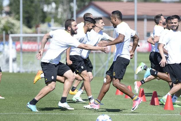 IPP20170508 Football - soccer: UEFA Champions League 2016 2017, Juventus Turin - AS Monaco, gonzalo higuain e Alex Sandro sembrano divertirsi nell esercizio (Hinweis: Verwendung nur in Deutschland - only Germany) xHOCHxZWEIx xItalyxPhotoxPressx 