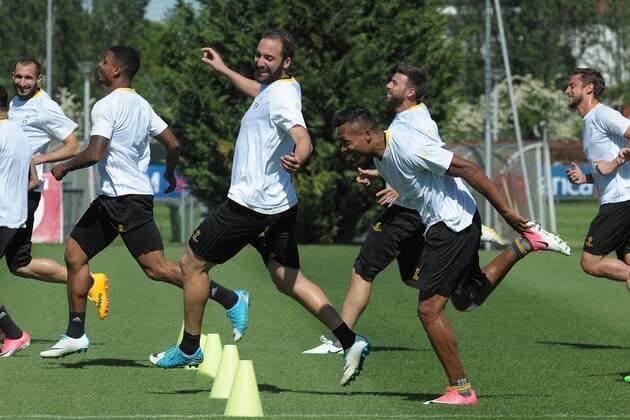 IPP20170508 Football - soccer: UEFA Champions League 2016 2017, Juventus Turin - AS Monaco, gonzalo higuain e Alex Sandro sembrano divertirsi nell esercizio (Hinweis: Verwendung nur in Deutschland - only Germany) xHOCHxZWEIx xItalyxPhotoxPressx 
