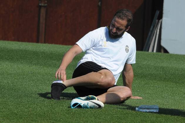 IPP20170508 Football - soccer: UEFA Champions League 2016 2017, Juventus Turin - AS Monaco, gonzalo higuain interrope l allenamento per controllarsi la caviglia destra (Hinweis: Verwendung nur in Deutschland - only Germany) xHOCHxZWEIx xItalyxPhotoxPressx 