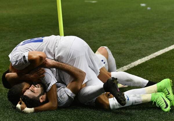 (170509) -- DOHA, May 9, 2017 -- Players of Al-Hilal celebrate scoring during the AFC Asian Champions League Group D match between Qatar s AL Rayyan and Saudi Arabia s Al Hilal at Jassim Bin Hamad Stadium in Doha, capital of Qatar, May 8, 2017. Al-Hilal won 4-3. ) (SP)QATAR-DOHA-SOCCER-AFC-CHAMPIONS LEAGUE-MD6-GOURP D Nikku 