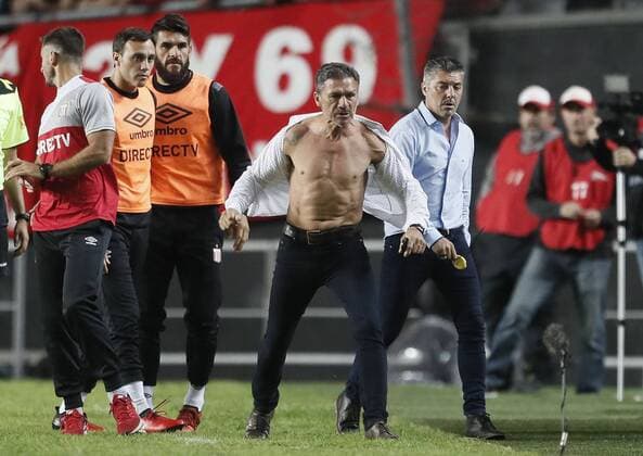 Fußball, Nelson Vivas, Trainer von Estudiantes LP, rastet nach Platzverweis aus Nelson Vivas de Estudiantes expulsado. Estudiantes LP vs Boca Juniors. Futbol Argentino - Primera Division 2017 - Fecha 23. 6 de mayo de 2017. Estadio: Ciudad de La Plata (La Plata, Argentina). Foto: Javier Garcia Martino Photogamma.