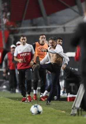 Fußball, Nelson Vivas, Trainer von Estudiantes LP, rastet nach Platzverweis aus Nelson Vivas de Estudiantes expulsado. Estudiantes LP vs Boca Juniors. Futbol Argentino - Primera Division 2017 - Fecha 23. 6 de mayo de 2017. Estadio: Ciudad de La Plata (La Plata, Argentina). Foto: Javier Garcia Martino Photogamma.