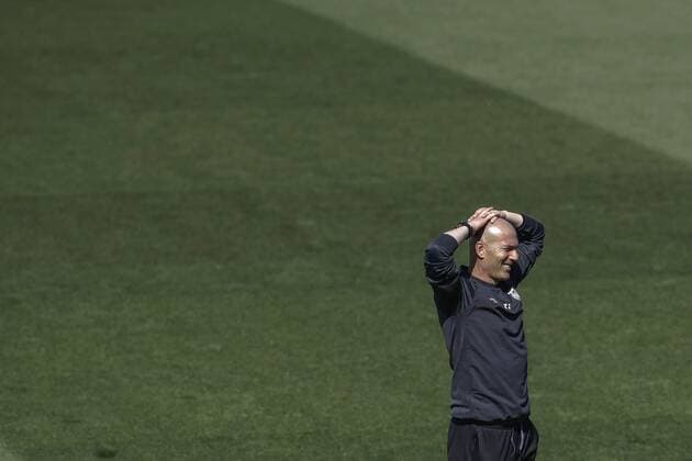 Real Madrid s coach, Zinedine Zidane, attends the team s training session in Madrid, Spain, on 09 May 2017. Real Madrid will face Atletico de Madrid in the Champions League semi finals on 10 May 2017. Real Madrid training session !ACHTUNG: NUR REDAKTIONELLE NUTZUNG!  Copyright: xEmilioxNaranjox 20170509-636299296760646073