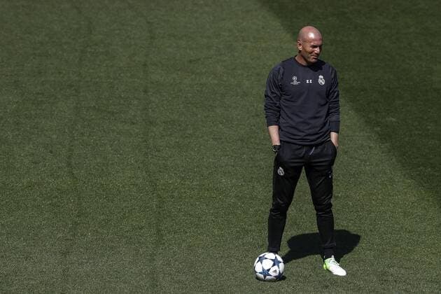Real Madrid s coach, Zinedine Zidane, attends the team s training session in Madrid, Spain, on 09 May 2017. Real Madrid will face Atletico de Madrid in the Champions League semi finals on 10 May 2017. Real Madrid training session !ACHTUNG: NUR REDAKTIONELLE NUTZUNG!  Copyright: xEmilioxNaranjox 20170509-636299296773281749