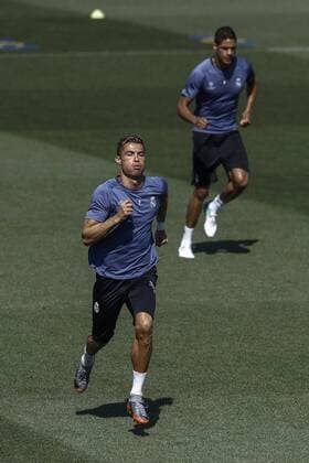 Real Madrid s Portuguese forward Cristiano Ronaldo (L) and Raphael Varane (R) attends the team s training session in Madrid, Spain, on 09 May 2017. Real Madrid will face Atletico de Madrid in the Champions League semi finals on 10 May 2017. Real Madrid training session !ACHTUNG: NUR REDAKTIONELLE NUTZUNG!  Copyright: xEmilioxNaranjox 20170509-636299299245974345