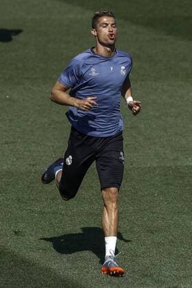 Real Madrid s Portuguese forward Cristiano Ronaldo attends the team s training session in Madrid, Spain, on 09 May 2017. Real Madrid will face Atletico de Madrid in the Champions League semi finals on 10 May 2017. Real Madrid training session !ACHTUNG: NUR REDAKTIONELLE NUTZUNG!  Copyright: xEmilioxNaranjox 20170509-636299299265005857