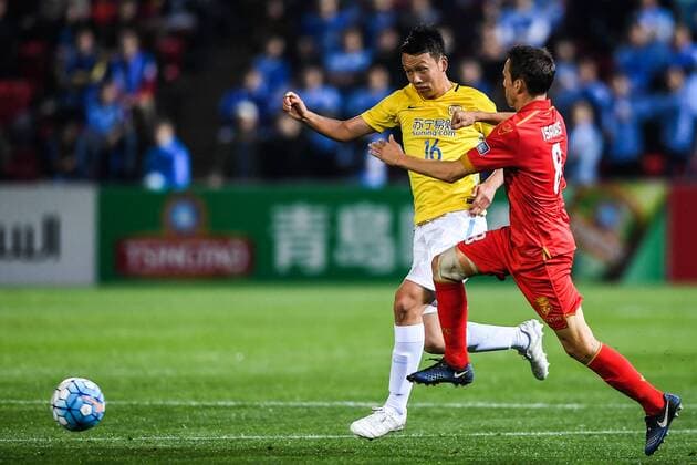 Isaias of Australia s Adelaide United FC, right, challenges Gao Tianyi of China s Jiangsu Suning FC in their Group H match during the 2017 AFC Champions League in Adelaide, Australia, 9 May 2017. Local Caption Adelaide United FC competes against Jiangsu Suning at 2017 AFC Champions League  20170509_30959