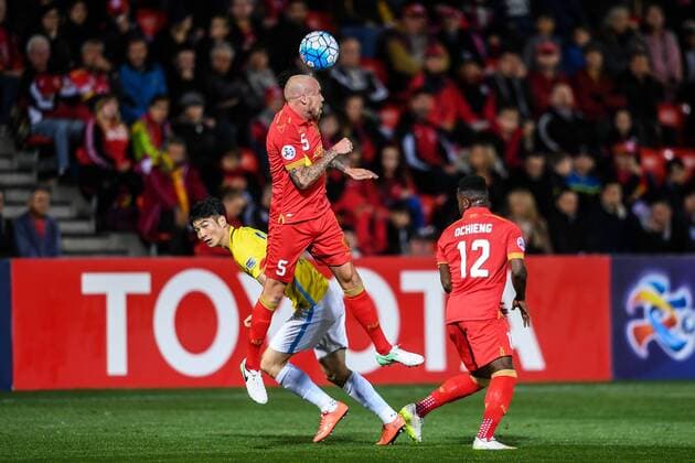 Taylor Regan of Australia s Adelaide United FC, center, heads the ball against a player of China s Jiangsu Suning FC in their Group H match during the 2017 AFC Champions League in Adelaide, Australia, 9 May 2017. Local Caption Adelaide United FC competes against Jiangsu Suning at 2017 AFC Champions League  20170509_82401