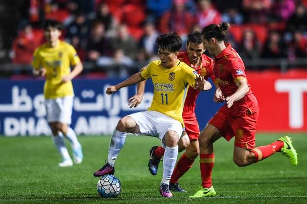 Xie Pengfei of China s Jiangsu Suning FC, left, challenges players of Australia s Adelaide United FC in their Group H match during the 2017 AFC Champions League in Adelaide, Australia, 9 May 2017. Adelaide United FC competes against Jiangsu Suning at 2017 AFC Champions League  20170509_82644