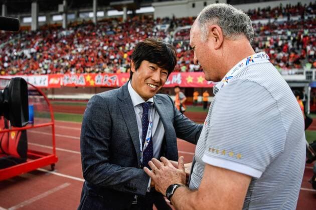 Head coach Luiz Felipe Scolari of China s Guangzhou Evergrande F.C., right, shakes hands with head coach Seo Jung-won of South Korea s Suwon Samsung Bluewings in a Group G during the 2017 AFC Champions League in Guangzhou city, south China s Guangdong province, 9 May 2017. Local Caption Guangzhou Evergrande competes against Suwon Samsung Bluewings at 2017 AFC Champions League  20170509_30932