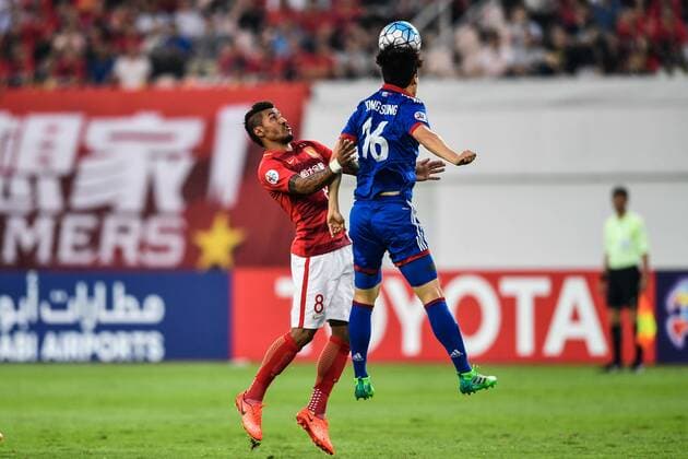 Brazilian football player Paulinho of China s Guangzhou Evergrande F.C., left, challenges Lee Jong-sung of South Korea s Suwon Samsung Bluewings in a Group G during the 2017 AFC Champions League in Guangzhou city, south China s Guangdong province, 9 May 2017. Local Caption Guangzhou Evergrande competes against Suwon Samsung Bluewings at 2017 AFC Champions League  20170509_48696
