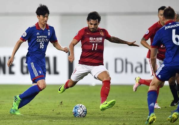 Brazilian football player Ricardo Goulart of China s Guangzhou Evergrande F.C., center, shoots against South Korea s Suwon Samsung Bluewings in a Group G during the 2017 AFC Champions League in Guangzhou city, south China s Guangdong province, 9 May 2017. Local Caption Guangzhou Evergrande competes against Suwon Samsung Bluewings at 2017 AFC Champions League  20170509_62255