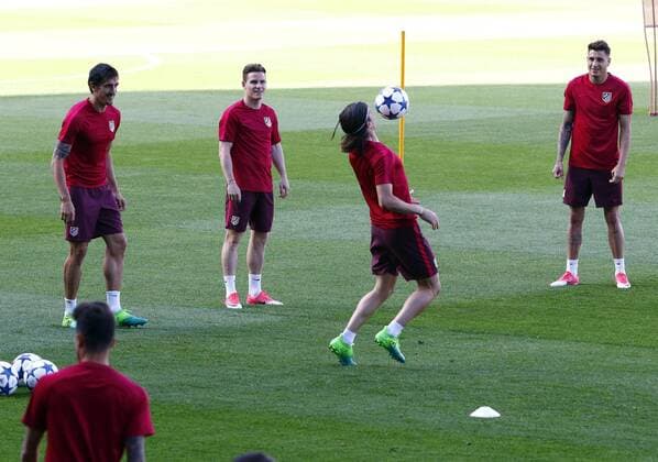 Atletico de Madrid s Brazilian midfielder Filipe Luis (2R) participates in a training session prior to the UEFA Champions League semifinal second leg match between Atletico de Madrid and Real Madrid, at the Vicente Calderon stadium in Madrid, Spain, 09 May 2017. ATLETICO DE MADRID S TRAINING SESSION !ACHTUNG: NUR REDAKTIONELLE NUTZUNG!  Copyright: xJ.P.GANDULx GRA001 20170509-636299568690037494