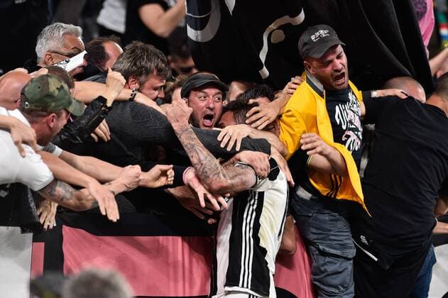 Bilder des Tages - SPORT Mario Mandzukic of Juventus celebrates with his supporters scoring first goal during the UEFA Champions League Semi-Final game 2 match between Juventus and Monaco at the Juventus Stadium, Turin, Italy on 9 May 2017. Copyright: xGiuseppexMaffiax 15320039