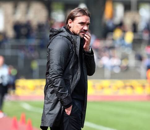 Sonntag 07.05.2017, Saison 2016 2017, Regionalliga West, 32. Spieltag im Dortmunder Stadion Rote Erde, BVB 09 Borussia Dortmund II - Alemannia Aachen, Trainer Daniel Farke (BVB II) grübelt
