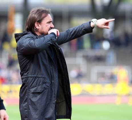 Sonntag 07.05.2017, Saison 2016 2017, Regionalliga West, 32. Spieltag im Dortmunder Stadion Rote Erde, BVB 09 Borussia Dortmund II - Alemannia Aachen, Trainer Daniel Farke (BVB II) gibt Anweisungen an sein Team
