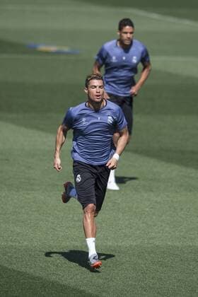 Fußball, CL, Real Madrid Training Entrenamiento del Real Madrid en Valdebebas. En la imagen, Varane y Cristiano Ronaldo. Real Madrid training sesion. In this picture, Varane and Cristiano Ronaldo. xJUANxAGUADOx 