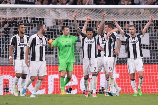 Fußball, CL, Juventus Turin - AS Monaco 09 Gonzalo Higuain (juv) - 17 Mario Mandzukic (juv) - 23 DANI ALVES (juv) - 04 Medhi Benatia (juv) - 05 Miralem Pjanic (juv) - JOIE FOOTBALL : Juventus vs Monaco - Ligue des Champions - 1 2 Finale - 09 05 2017 AnthonyBIBARD FEP Panoramic 