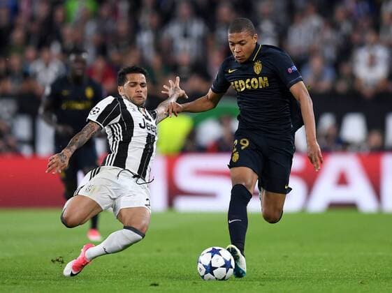 Fußball, CL, Juventus Turin - AS Monaco (170510) -- TURIN, May 10, 2017 -- Dani Alves(L) of Juventus vies with Kylian Mbappe of Monaco during the UEFA Champions League semifinal second leg match between Juventus and Monaco in Turin, Italy, on May 9, 2017. Juventus won 2-1 and advanced to the final with 4-1 on aggregate. )(wll) (SP)ITALY-TURIN-SOCCER-UCL-JUVENTUS VS MONACO AlbertoxLingria 