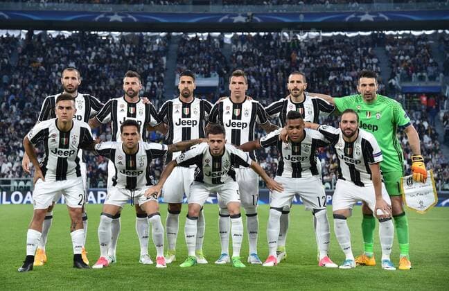 Fußball, CL, Juventus Turin - AS Monaco (170510) -- TURIN, May 10, 2017 -- Players of Juventus line up ahead of the UEFA Champions League semifinal second leg match between Juventus and Monaco in Turin, Italy, on May 9, 2017. Juventus won 2-1 and advanced to the final with 4-1 on aggregate. )(wll) (SP)ITALY-TURIN-SOCCER-UCL-JUVENTUS VS MONACO AlbertoxLingria 