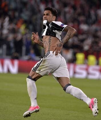 (170510) -- TURIN, May 10, 2017 -- Dani Alves of Juventus celebrates scoring during the UEFA Champions League semifinal second leg match between Juventus and Monaco in Turin, Italy, on May 9, 2017. Juventus won 2-1 and advanced to the final with 4-1 on aggregate. )(wll) (SP)ITALY-TURIN-SOCCER-UCL-JUVENTUS VS MONACO AlbertoxLingria 