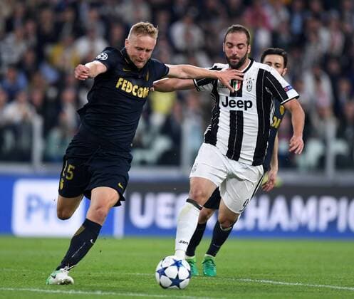 (170510) -- TURIN, May 10, 2017 -- Gonzalo Higuain(R) of Juventus vies with Kamil Glik of Monaco during the UEFA Champions League semifinal second leg match between Juventus and Monaco in Turin, Italy, on May 9, 2017. Juventus won 2-1 and advanced to the final with 4-1 on aggregate. )(wll) (SP)ITALY-TURIN-SOCCER-UCL-JUVENTUS VS MONACO AlbertoxLingria 