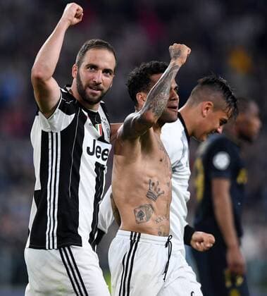 Bilder des Tages - SPORT (170510) -- TURIN, May 10, 2017 -- Gonzalo Higuain(1st L) of Juventus celebrates with teammates Dani Alves(2nd L) and Paulo Dybala(3rd L) after the UEFA Champions League semifinal second leg match between Juventus and Monaco in Turin, Italy, on May 9, 2017. Juventus won 2-1 and advanced to the final with 4-1 on aggregate. )(wll) (SP)ITALY-TURIN-SOCCER-UCL-JUVENTUS VS MONACO AlbertoxLingria 
