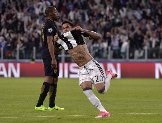 (170510) -- TURIN, May 10, 2017 -- Dani Alves(R) of Juventus celebrates scoring during the UEFA Champions League semifinal second leg match between Juventus and Monaco in Turin, Italy, on May 9, 2017. Juventus won 2-1 and advanced to the final with 4-1 on aggregate. )(wll) (SP)ITALY-TURIN-SOCCER-UCL-JUVENTUS VS MONACO AlbertoxLingria 