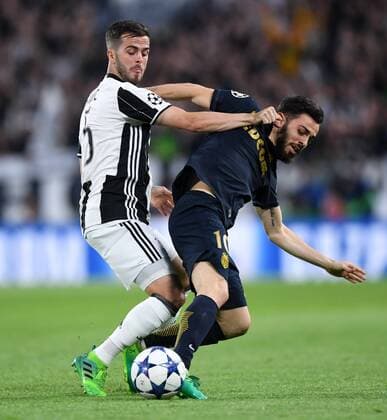 Themen der Woche - SPORT Bilder des Tages - SPORT (170510) -- TURIN, May 10, 2017 -- Miralem Pjanic(L) of Juventus vies with Bernardo Silva of Monaco during the UEFA Champions League semifinal second leg match between Juventus and Monaco in Turin, Italy, on May 9, 2017. Juventus won 2-1 and advanced to the final with 4-1 on aggregate. )(wll) (SP)ITALY-TURIN-SOCCER-UCL-JUVENTUS VS MONACO AlbertoxLingria 