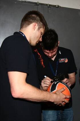 Volleyball, Herren, Saison 2016 17, 1. Bundesliga, Saisonabschlußfeier BR Volleys, Ruben Schott (Nr. 13, Berlin Recycling Volleys) und Tsimafei Zhukouski (Nr. 11, Berlin Recycling Volleys) signieren einen Volleyball, 09.05.17, Copyright: xMichaelxHundtx xMatthiasxKochx