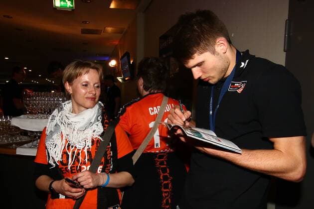 Volleyball, Herren, Saison 2016 17, 1. Bundesliga, Saisonabschlußfeier BR Volleys, Ruben Schott (Nr. 13, Berlin Recycling Volleys) gibt einem weiblichen Fan ein Autogramm, 09.05.17, Copyright: xMichaelxHundtx xMatthiasxKochx