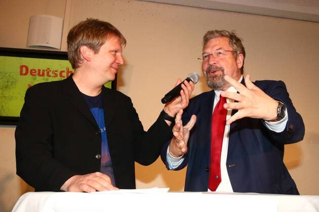 Volleyball, Herren, Saison 2016 17, 1. Bundesliga, Saisonabschlußfeier BR Volleys, Hallensprecher Karsten Holland (li.) im Gespräch mit SCC-Präsident Andreas Statzkowski (re.), 09.05.17, Copyright: xMichaelxHundtx xMatthiasxKochx