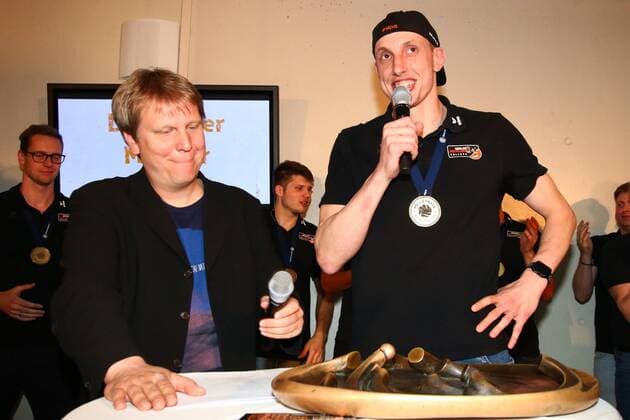 Volleyball, Herren, Saison 2016 17, 1. Bundesliga, Saisonabschlußfeier BR Volleys, Hallensprecher Karsten Holland und Felix Fischer (Nr. 6, Berlin Recycling Volleys), 09.05.17, Copyright: xMichaelxHundtx xMatthiasxKochx
