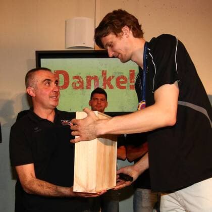 Volleyball, Herren, Saison 2016 17, 1. Bundesliga, Saisonabschlußfeier BR Volleys, Cheftrainer Roberto Serniotti (Berlin Recycling Volleys) bekommt von Mannschaftskapitän Robert Kromm (Nr. 3, Berlin Recycling Volleys) ein Abschiedsgeschenk überreicht, 09.05.17, Copyright: xMichaelxHundtx xMatthiasxKochx