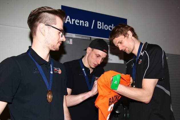 Volleyball, Herren, Saison 2016 17, 1. Bundesliga, Saisonabschlußfeier BR Volleys, Egor Bogachev (Nr. 17, Berlin Recycling Volleys), Felix Fischer (Nr. 6, Berlin Recycling Volleys) und Robert Kromm (Nr. 3, Berlin Recycling Volleys) beim Signieren eines Trikots, 09.05.17, Copyright: xMichaelxHundtx xMatthiasxKochx