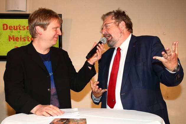 Volleyball, Herren, Saison 2016 17, 1. Bundesliga, Saisonabschlußfeier BR Volleys, Hallensprecher Karsten Holland (li.) im Gespräch mit SCC-Präsident Andreas Statzkowski (re.), 09.05.17, Copyright: xMichaelxHundtx xMatthiasxKochx