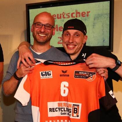 Volleyball, Herren, Saison 2016 17, 1. Bundesliga, Saisonabschlußfeier BR Volleys, für 800 Euro ersteigerte dieser Fan das Original-Trikot von Felix Fischer (Nr. 6, Berlin Recycling Volleys), 09.05.17, Copyright: xMichaelxHundtx xMatthiasxKochx