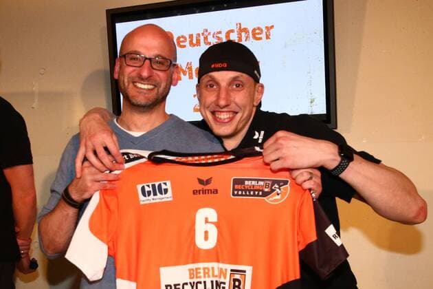 Bilder des Tages - SPORT Volleyball, Herren, Saison 2016 17, 1. Bundesliga, Saisonabschlußfeier BR Volleys, für 800 Euro ersteigerte dieser Fan das Original-Trikot von Felix Fischer (Nr. 6, Berlin Recycling Volleys), 09.05.17, Copyright: xMichaelxHundtx xMatthiasxKochx