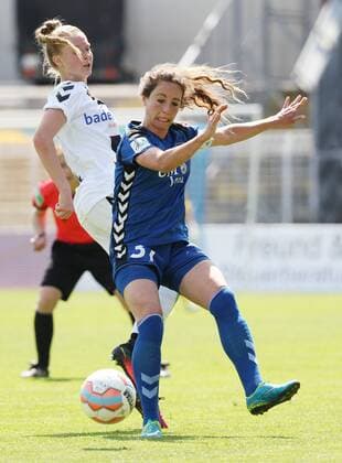 GER, 1.Bundesliga, Frauen, FF USV Jena vs SC Freiburg 10.05.17, Jena, Ernst-Abbe-Sportfeld, GER, Allianz Frauen Bundesliga 1.Bundesliga, Frauen, Saison 2016 2017, 20.Spieltag, FF USV Jena vs SC Freiburg im Bild Julia Arnold (Jena) gegen Janina Minge (Freiburg)