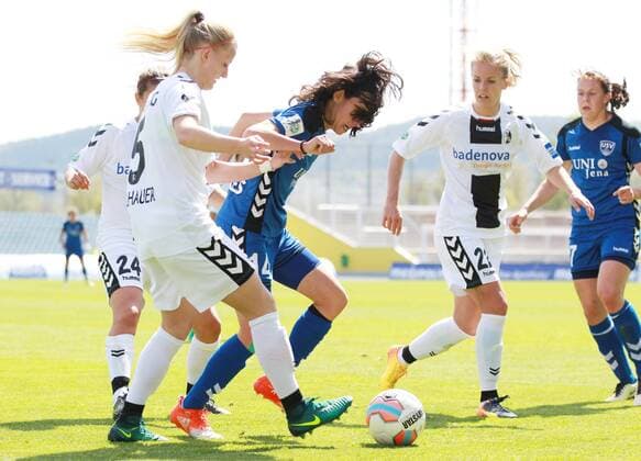 GER, 1.Bundesliga, Frauen, FF USV Jena vs SC Freiburg 10.05.17, Jena, Ernst-Abbe-Sportfeld, GER, Allianz Frauen Bundesliga 1.Bundesliga, Frauen, Saison 2016 2017, 20.Spieltag, FF USV Jena vs SC Freiburg im Bild Dolores Isabel Jacome Da Silva (Jena) gegen Kim Fellhauer (Freiburg)