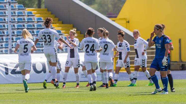 Jubel, celebration bei SC Freiburg über das 0:1; Tor, goal, Torerfolg, Aktion, Fußball, Allianz Frauen-Bundesliga, FF USV Jena - SC Freiburg, xprx