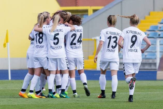 Jubel, celebration bei SC Freiburg über das 0:2; Tor, goal, Torerfolg, Aktion, Fußball, Allianz Frauen-Bundesliga, FF USV Jena - SC Freiburg, xprx