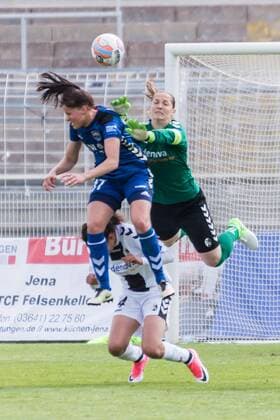 oben, v.li.: Lisa Seiler (FF USV Jena, 17), Laura Benkarth (SC Freiburg, 1, Torwart, goal keeper), unten: Cinzia Zehnder (SC Freiburg, 14); Chance zum Anschlusstreffer; Aktion, action, Fußball, Allianz Frauen-Bundesliga, FF USV Jena - SC Freiburg, xprx