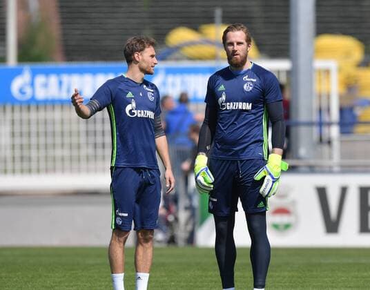 10.05.2017, Fussball GER, 1. Bundesliga Saison 2016 2017, Training FC Schalke 04, Benedikt Hoewedes, Benedikt Höwedes (Schalke 04), li., und Torwart Ralf Faehrmann, Ralf Fährmann (Schalke 04)